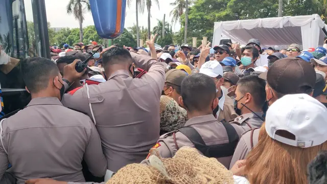 Penonton MotoGP Mandalika ricuh berebut bus gratis ke sirkuit. (Foto: Liputan6.com/Hans Bahanan)