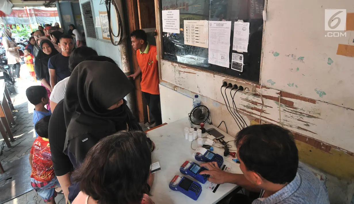 Warga antre membeli sembako murah dengan KJP di Pasar Blok G Tanah Abang, Jakarta, Selasa (11/12). Warga sangat antusias memanfaatkan KJP untuk membeli sembako murah karena harga yang lebih murah dari pasar. (Merdeka.com/Iqbal S. Nugroho)