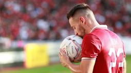 Pemain Timnas Indonesia, Marc Klok mencium bola saat menghadapi Vietnam dalam laga leg pertama babak semifinal Piala AFF 2022 di Stadion Utama Gelora Bung Karno (SUGBK), Jumat (6/1/2023) sore WIB. (Bola.com/M Iqbal Ichsan)