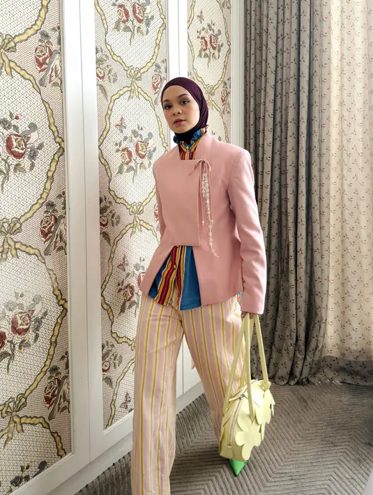 Tantri Namirah kenakan kebaya Janggan pink pastel dengan paduan yang vibrant. Kebaya janggan ini melapisi kemeja bergaris warna warni dan stripe pants pastel [@tantrinamirah]