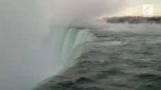 Cuaca dingin yang melanda wilayah Amerika Serikat membekukan sebagian air terjun niagara. Bagaimana penampakannya?