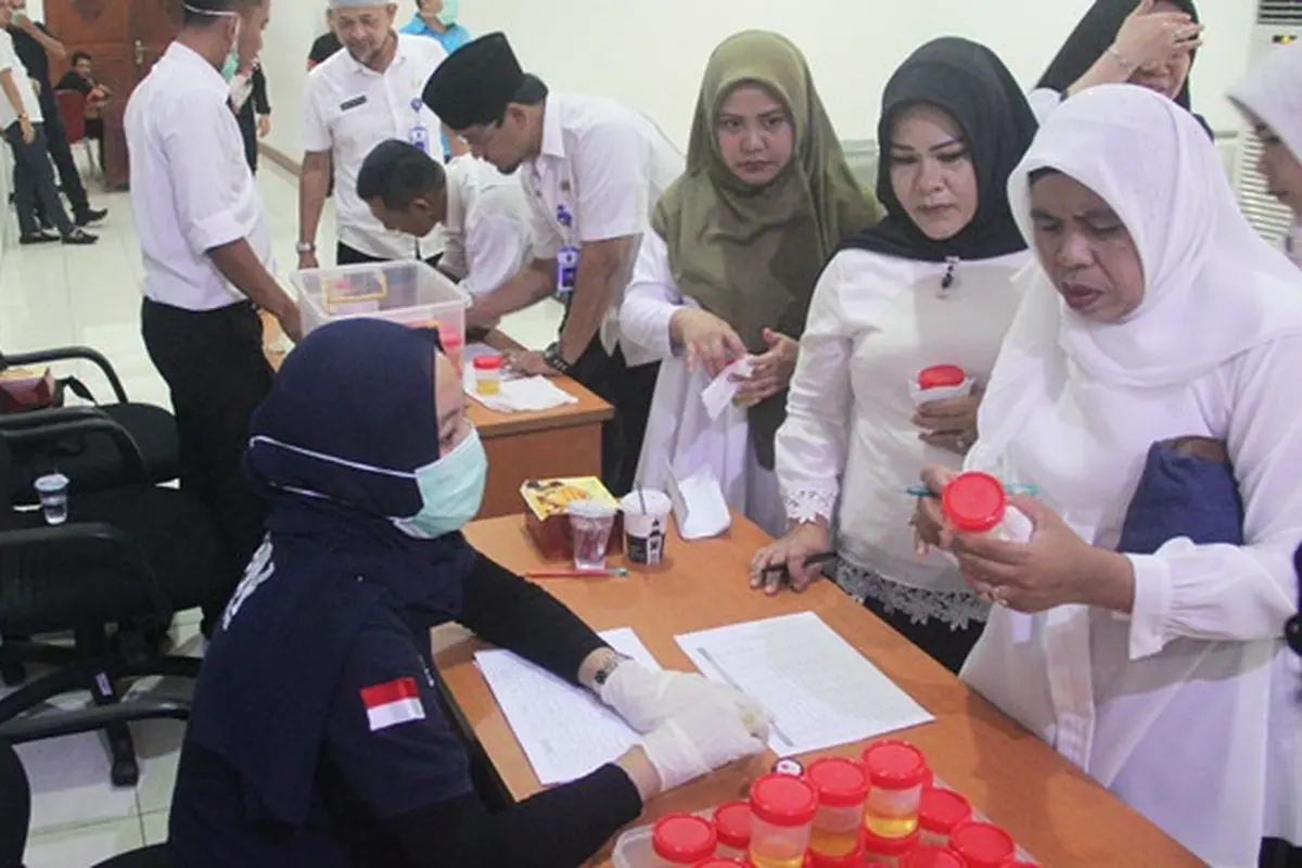 Sejumlah pejabat di Pemerintah Provinsi Riau jalani tes urine oleh Badan Narkotika Nasional.