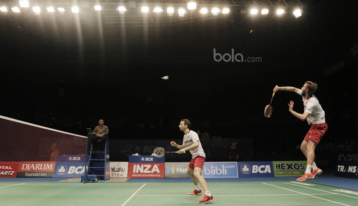 Pasangan Denmark, Mathias Boe/Carsten Morgensen, saat menghadapi pasangan China, Li Junhui/Liu Yuchen. Boe/Morgensen memberi perlawanan ketat sebelum akhirnya menyerah. (Bola.com/M Iqbal Ichsan)