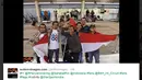 Warga Indonesia di Bahrain memberikan dukungan langsung kepada Rio Haryanto di depan paddock Manor Racing di Sirkuit Internasional Sakhir, Bahrain, Kamis (31/3/2016). (Bola.com/Twitter)
