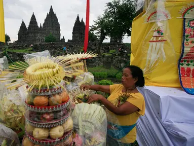 Warga mempersiapkan perlengkapan upacara Tawur Agung Kesanga di Candi Prambanan, Senin (7/3/2016). Tawur Agung Kesanga akan diselenggarakan 8 Maret, sehari sebelum perayaan Nyepi Tahun Baru Saka. (Foto: Boy Harjanto)