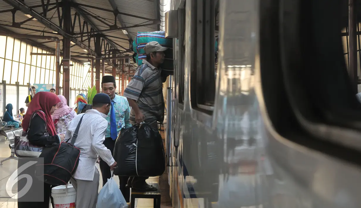Pemudik memasuki kereta api di Stasiun Senen, Jakarta, Selasa (7/7/2015). Para pemudik mengaku sengaja mudik lebih awal untuk menghindari puncak arus mudik yang diperkirakan akan terjadi pada H-5 Lebaran. (Liputan6.com/Herman Zakharia)
