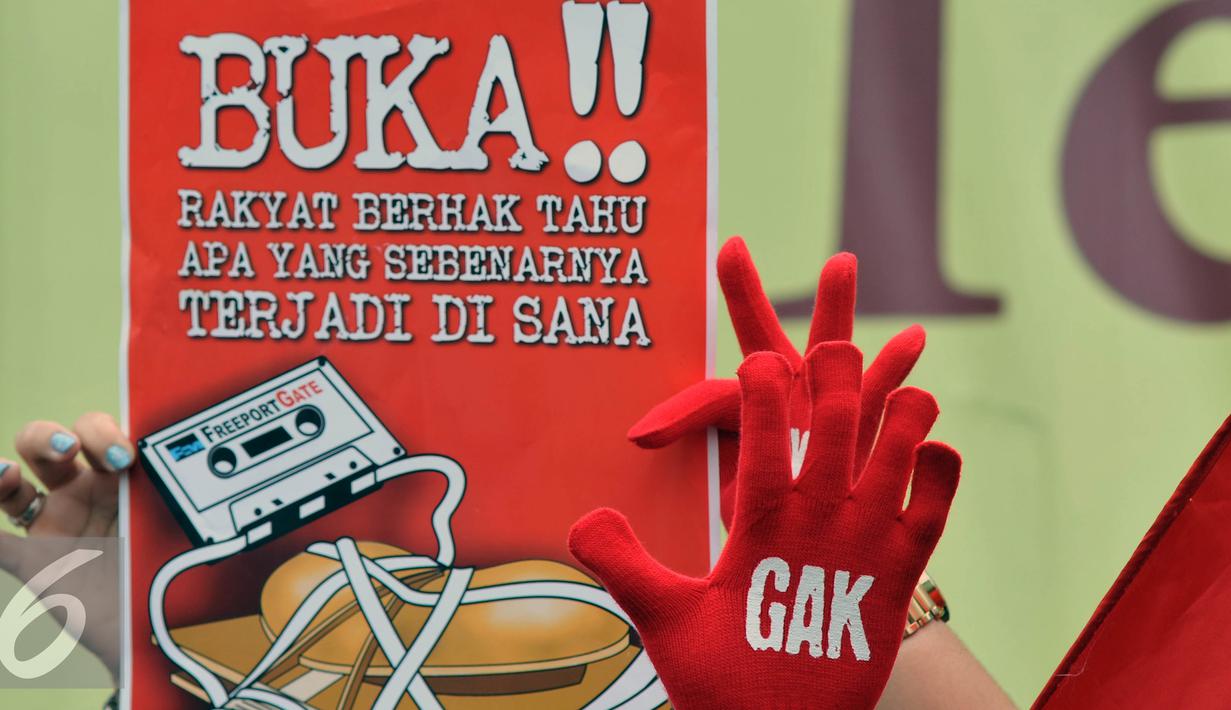 Sebuah poster dibentangkan saat menggelar aksi di depan gedung DPR, Jakarta, Selasa (12/8). Dalam Aksinya mereka menuntut tiga hal yaitu seleksi calon pimpinan KPK yang di tunda - tunda. (Liputan6.com/Johan Tallo)
