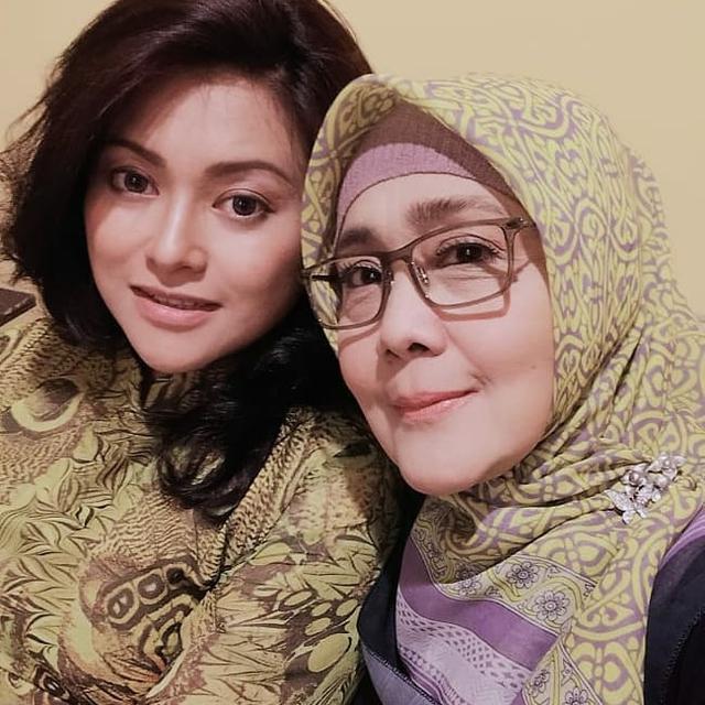 6 Potret Kebersamaan Nessa Sadin dan Uci Bing Slamet, Sama-sama Awet Muda