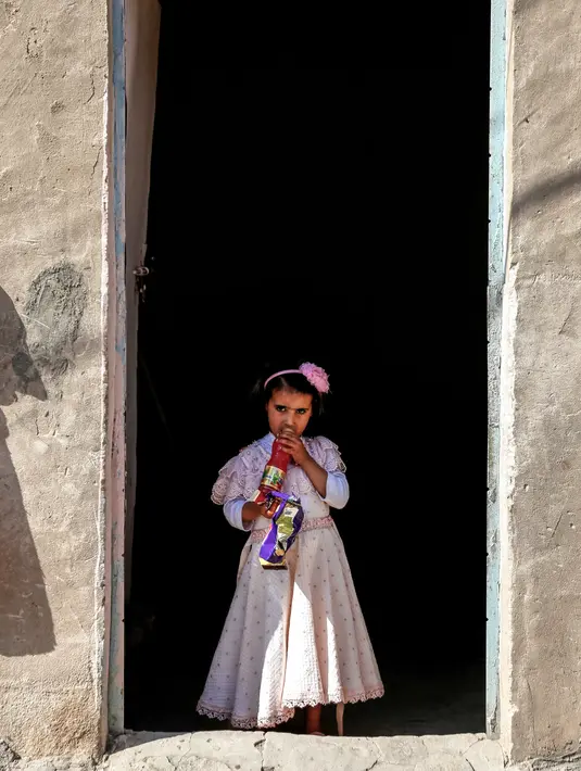 Houra berada di rumahnya di desa Wahed Haziran, Provinsi Diwaniya, Irak, (17/3). Keterbatasan ekonomi membuat bocah empat tahun ini tak bisa menjalani perawatan. (AFP Photo/Haidar Hamdani)