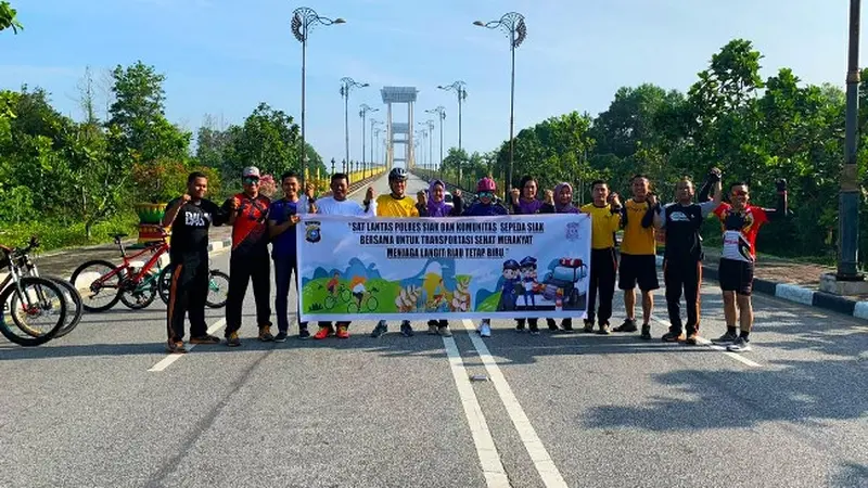 Peserta fun bike atau gowes jelajah keindahan alam Kabupaten Siak berofot di Jembatan Tengku Agung Sultanah Latifah.