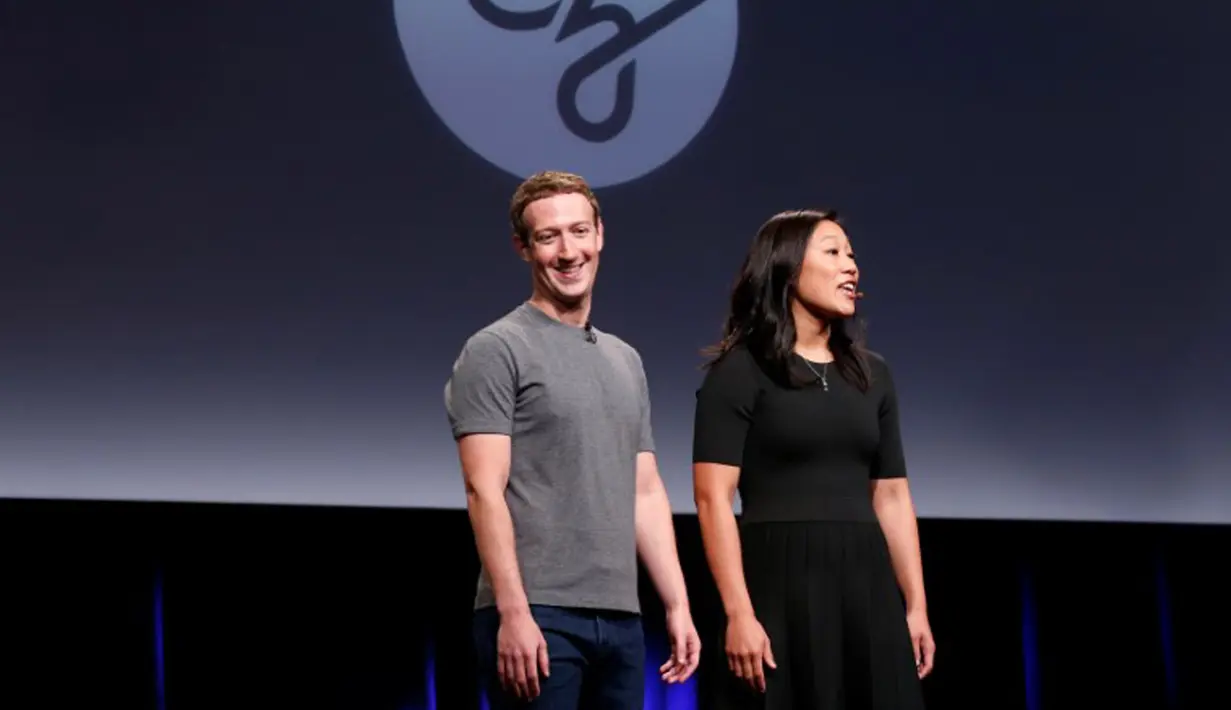 CEO Facebook Mark Zuckerberg bersama istrinya Priscilla Chan usai menggelar konferensi pers di UCSF Mission Bay, San Francisco, AS, Rabu (21/9).  Mark menyalurkan Rp 39 T demi sembuhkan segala macam penyakit. (REUTERS/Beck Diefenbach)