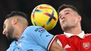 Pemain Arsenal, Granit Xhaka (kanan) berebut bola dengan pemain Manchester City, Riyad Mahrez pada laga pekan ke-23 Liga Inggris 2022/2023 yang berlangsung di Emirates Stadium, London, Kamis (16/02/2023) WIB. (AFP/Glyn Kirk)