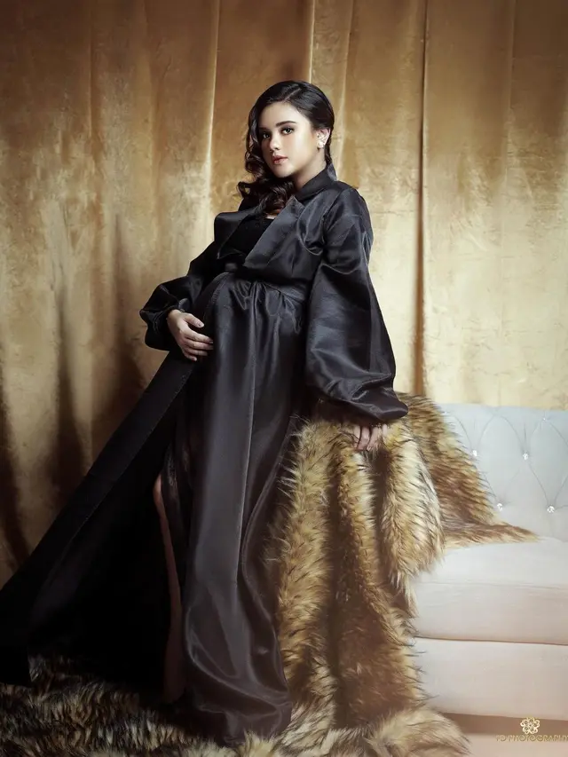 5 Pemotretan Maternity Shoot Audi Marissa dengan Gaun Hitam, Tampil Elegan