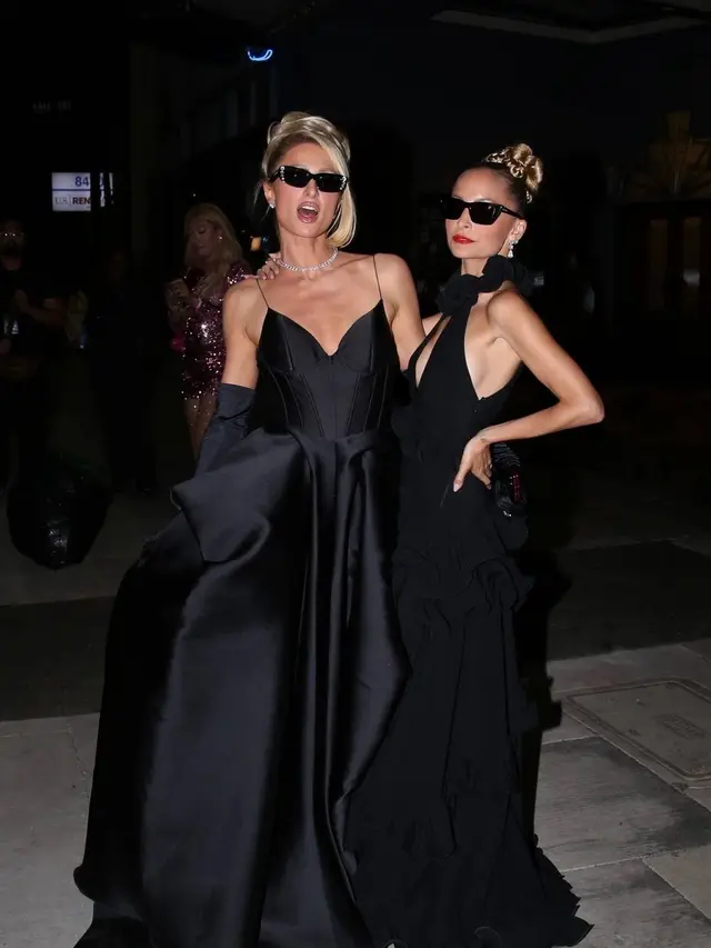 Gaya Klasik Glamor Paris Hilton Saat Syuting The Simple Life Reboot, Kenakan Gaun Hitam Rancangan Desainer Indonesia