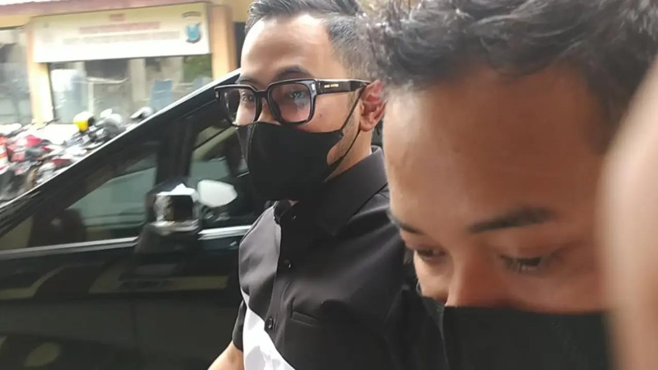 Presiden Arema FC Gilang Widya Pramana saat datang ke Mapolda Jatim. (Dian Kurniawan/Liputan6.com)