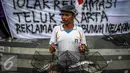 Nelayan menunjukan ikan saat menggelar aksi Tolak Reklamasi Teluk Jakarta di Depan Istana, Jakarta, Senin (19/9). Dalam aksinya mereka menolak pelaksanaan reklamasi Teluk Jakarta meski pemerintah sepakat melanjutkannya. (Liputan6.com/Faizal Fanani)