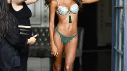 Stylists membantu Jasmine Tookes dalam sesi pemotretan menampilkan Victoria’s Secret Fantasy Bra di Gladstone, New Jersey, 8 Oktober 2016. Bra mewah itu memiliki harga US$ 3 juta atau sekitar Rp 39 miliar. (DIMITRIOS KAMBOURIS/GETTY IMAGES/AFP)