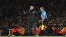 Pelatih Manchester City, Pep Guardiola memberikan instruksi kepada para pemainnya saat bertanding melawan Arsenal pada lanjutan Liga Inggris di di Stadion Emirates, London (15/12/2019). City menang telak atas Arsenal 3-0. (AP Photo/Ian Walton)