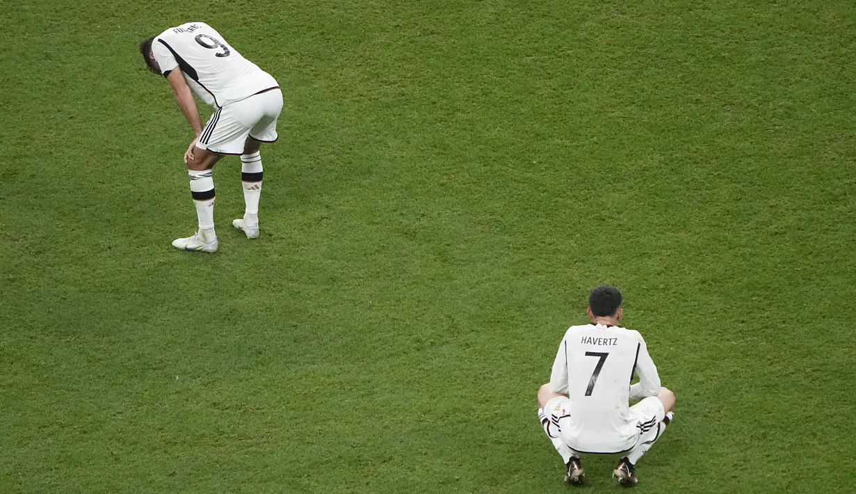 Pemain timnas Jerman Niclas Fuellkrug (kiri) dan Kai Havertz bereaksi pada duel matchday 3 Grup E Piala Dunia 2022 melawan Kosta Rika di Al Bayt Stadium, Jumat (2/12/2022) dini hari WIB. Jerman tersingkir dari Piala Dunia 2022 Qatar untuk kedua kalinya berturut-turut meski menang 4-2 atas Kosta Rika. (AP Photo/Ariel Schalit)