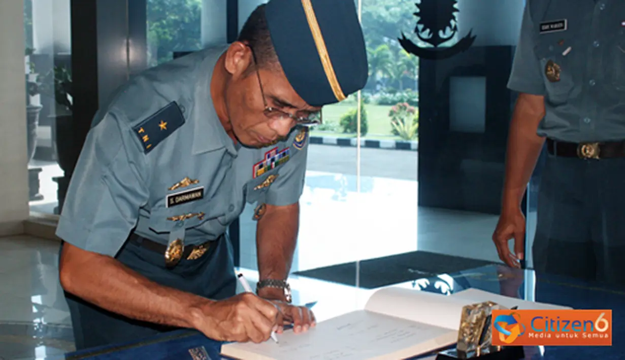 Citizen6, Surabaya: Dankobangdikal Laksda TNI Sadiman menerima kunjungan kerja Waaspers Kasal, Laksma TNI Sugeng Darmawan di Auditorium Gedung Ki Hadjar Dewantara, Bumimoro Kobangdikal, Rabu, (9/6). (Pengirim: Penkobangdikal)