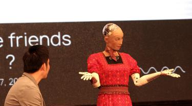 Penampilan Sophia, Robot Tercerdas di Dunia Saat Berkebaya