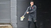 Kiper Chelsea, Kepa Arrizabalaga tiba menghadiri sesi latihan tim di Stoke D'Abernon, barat daya London (4/11/2019). Chelsea akan bertanding melawan wakil Belanda, Ajax Amsterdam pada Grup H Liga Champions. (AFP Photo/Glyn Kirk)