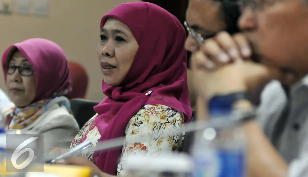 Menteri Sosial Khofifah Indar Parawansa saat menghadiri raker dengan Komite III DPD, di Jakarta (9/2). Raker membahas Program Kerja dan anggaran Kemensos 2016 dan Kartu Indonesia Sejahtera serta RUU Penyandang Disabilitas. (Liputan6.com/Johan Tallo)