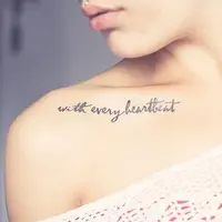 Tato-tato berikut ini terlihat sangat pas diletakkan di tulang selangka.