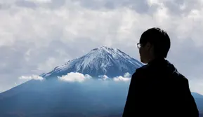 Turis melihat Gunung Fuji dari Fujikawaguchiko, Prefektur Yamanashi (1/11). Gunung Fuji adalah simbol Jepang yang terkenal dan sering digambarkan dalam karya seni dan foto-foto, serta dikunjungi pendaki gunung maupun wisatawan. (AFP Photo/Behrouz Mehri)