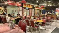 Viral, Wanita Hong Kong Ditangkap Usai Ngamuk dan Serang Polisi di Warung Makan