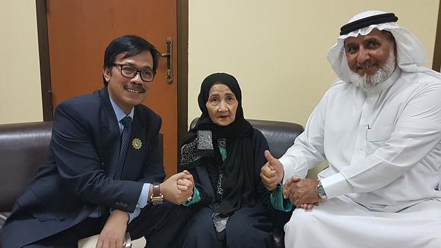 Nenek Qibtiyah bersama dengan Dubes RI untuk Arab Saudi Agus Maftuh Abegebriel