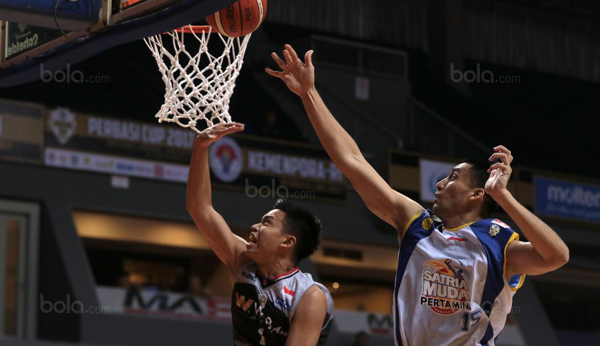 Pebasket Satria Muda, Christian Sitepu (kanan) gagal membendung aksi pemain Aspac Jakarta, Prastawa Dhyaksa pada laga Perbasi Cup 2017 di Sports Mall, Kelapa Gading, Jakarta, (09/11/2017). Satria Muda menang 86-79. (Bola.com/Nick Hanoatubun)
