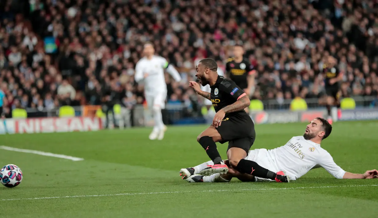 Pemain Real Madrid Dani Carvajal (kanan) melakukan pelanggaran terhadap pemain Manchester City Raheem Sterling pada leg pertama babak 16 Liga Champions di Stadion Santiago Bernabeu, Madrid, Spanyol, Rabu (26/2/2020). Manchester City menang 2-1. (AP Photo/Bernat Armangue)
