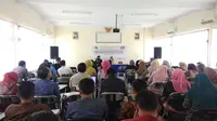 Sekitar 130 guru Pancasila di Garut tengah fokus mengikuti kelas jurnalis yang digelar MGMP – PPKN (Liputan6.com/Jayadi Supriyadin)