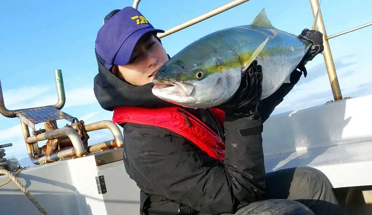 Jaehyo Block B sangat suka dengan olahraga memancing. Lihat betapa senangnya dirinya saat berhasil menangkap seekor ikan. (Foto: koreaboo.com)