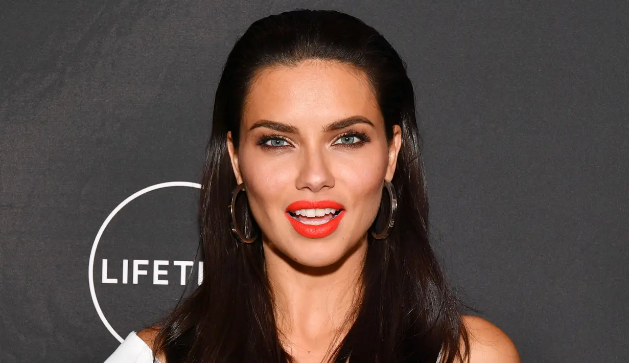 Adriana Lima miliki darah Afrika, India Barat, Jepang, dan juga Portugal. (DIA DIPASUPIL  GETTY IMAGES NORTH AMERICA  AFP)