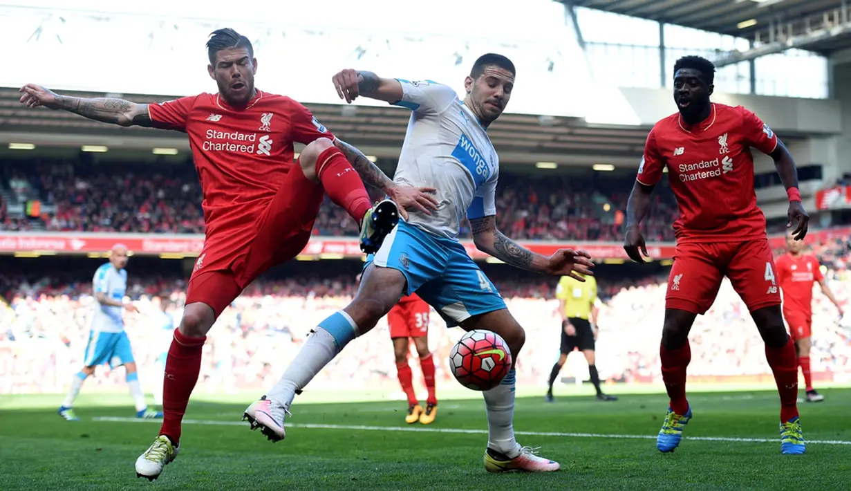 Pemain Liverpool berebut bola dengan pemain Newcastle United dalam laga Liga Inggris di Stadion Anfield, Sabtu (23/4/2016). (Paul Ellis)