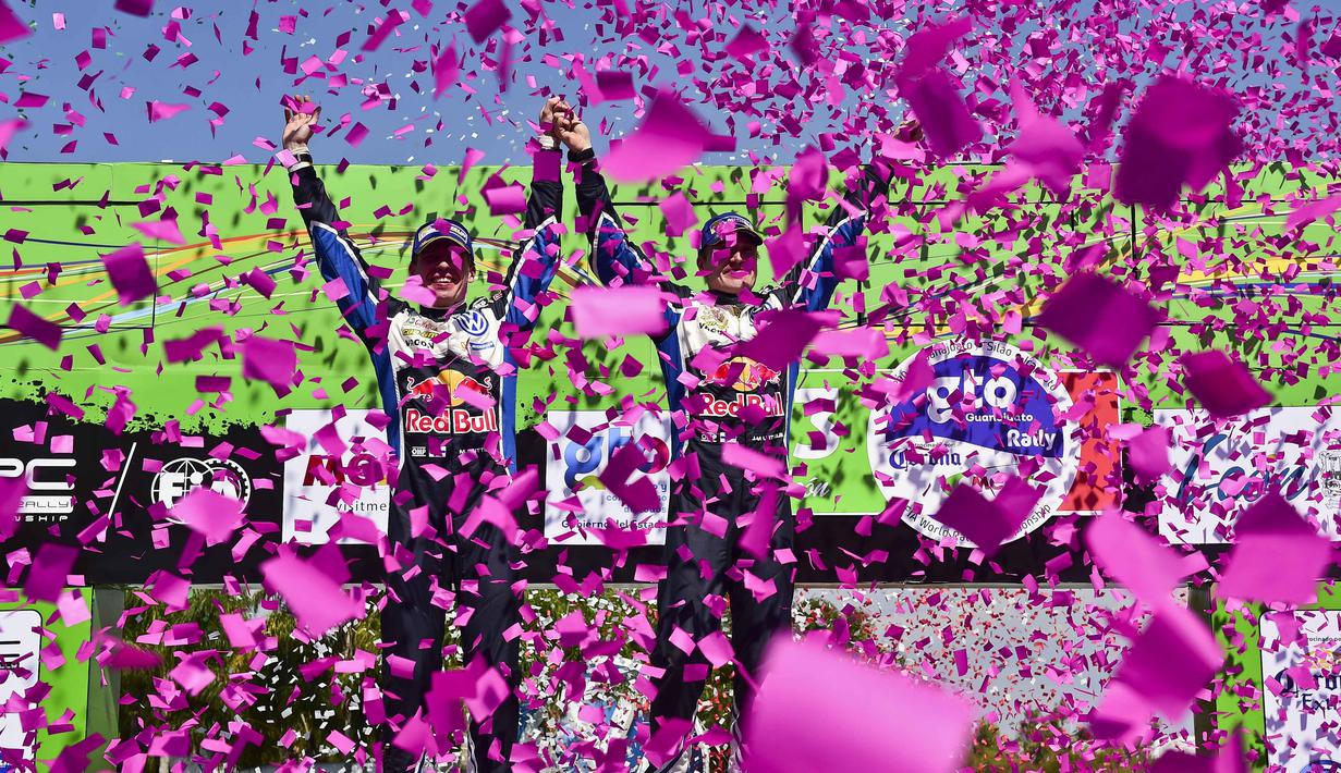 Pebalap Jari-Matti Latvala (kanan) dan dan asistennya Miikka Anttila merayakan kemenangan pada ajang FIA World Rally Championship 2016 di Guanajuato, Guanajuato State, Mexico,Minggu (6/3/2016). (AFP/Ronaldo Schemidt)