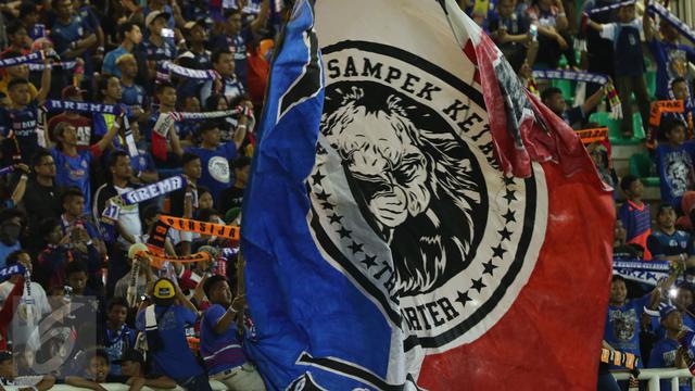 20170312-Aksi Aremania Meriahkan Final Piala Presiden 2017-Tebe