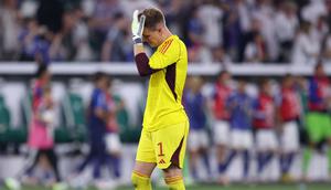 Ekspresi kiper Timnas Jerman, Marc-Andre Ter Stegen, setelah gawangnya kemasukan empat gol oleh Timnas Jepang dalam pertandingan persahabatan yang berlangsung di Volkswagen Arena, Wolfsburg, Minggu (10/9/2023). (AFP/Ronny Hartmann)