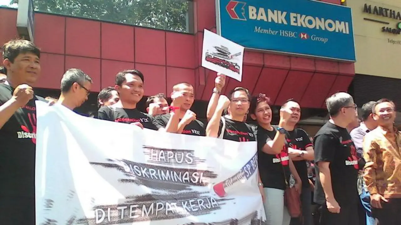 Karyawan PT Bank Ekonomi Raharja Tbk menggelar aksi demo di depan kantor jalan Boulevard Raya, Kelapa Gading Jakarta Utara pada Senin (26/9/2016) pagi.