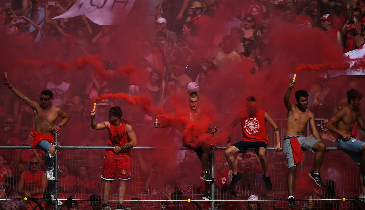Penonton bereaksi usai Tim Putih mengalahkan Tim Merah saat pertandingan Calcio Storico Fiorentino di Piazza Santa Croce di Florence, Italia (24/6). (AFP Photo/Filippo Monteforte)