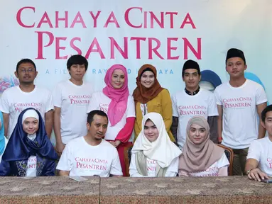Ustadz Yusuf Mansur bersama para pemain film Cahaya Cinta Pesantren menggelar konferensi pers, Jakarta, Senin (25/1/2016). Film ini diadaptasi dari novel karya Ira Madan dan digarap oleh rumah produksi Fullframe Picture. (Liputan6.com/Herman Zakharia)
