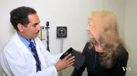 Seorang dokter di klinik amal Al-Shifa di San Bernardino, California, Amerika Serikat memeriksa seorang pasien. (VOA)
