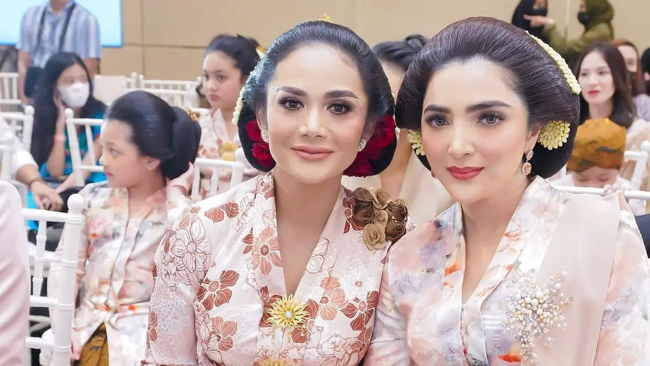 Ashanty dan Krisdayanti dalam momen tasyakuran tujuh bulan kehamilan Aurel Hermansyah