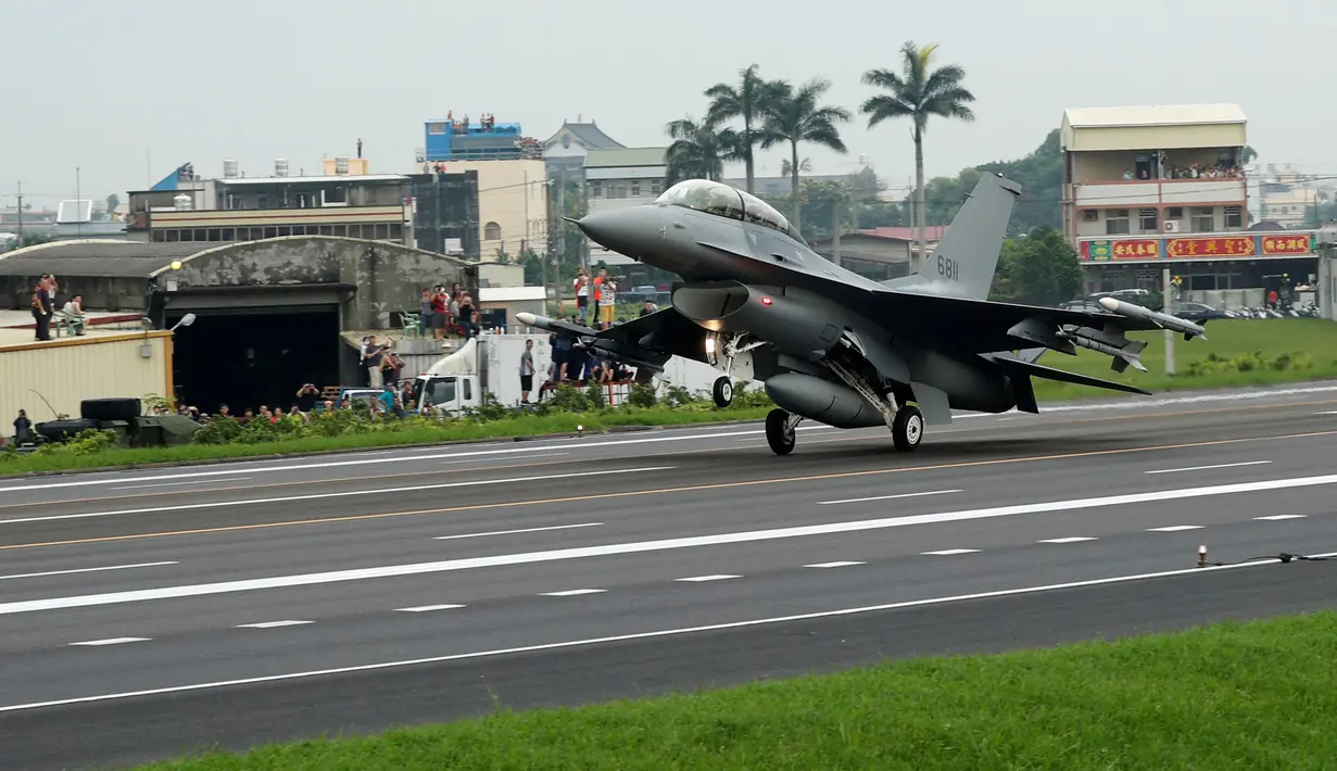 Pesawat F-16 dari Angkatan Udara Republik Tiongkok (Taiwan) mendarat di jalan raya dalam rangkaian latihan militer "Han Kuang" yang rutin digelar setiap tahun di wilayah selatan Changhua, Selasa (27/5/2019). Latihan perang itu sebagai simulasi untuk mengantisipasi serangan China (REUTERS/Tyrone Siu)
