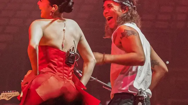 Merasa Hoki, Ini 6 Potret Keseruan Wika Salim Duet Bareng Slank di Panggung