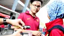 Seorang pedagang menawarkankan gelang bercorak tim Liga Italia, AS ROMA di Stadion Utama Gelora Bung Karno, Jakarta, Sabtu (25/7/2015). Para pedagang mengaku dagangan mereka laris jelang pertandingan AS Roma. (Liputan6.com/Helmi Afandi)