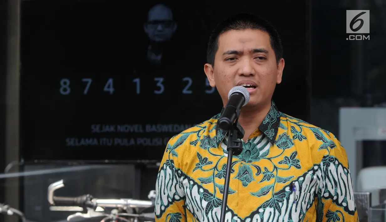 Ketua Wadah Pegawai KPK Yudi Purnomo Harahap memberi keterangan terkait petisi 1.000 tanda tangan tolak Capim KPK bermasalah di Gedung KPK, Jakarta, Senin (2/9/2019). Pegawai KPK berharap Presiden Joko Widodo selektif memilih 10 Capim KPK yang akan diberikan ke DPR. (merdeka.com/Dwi Narwoko)