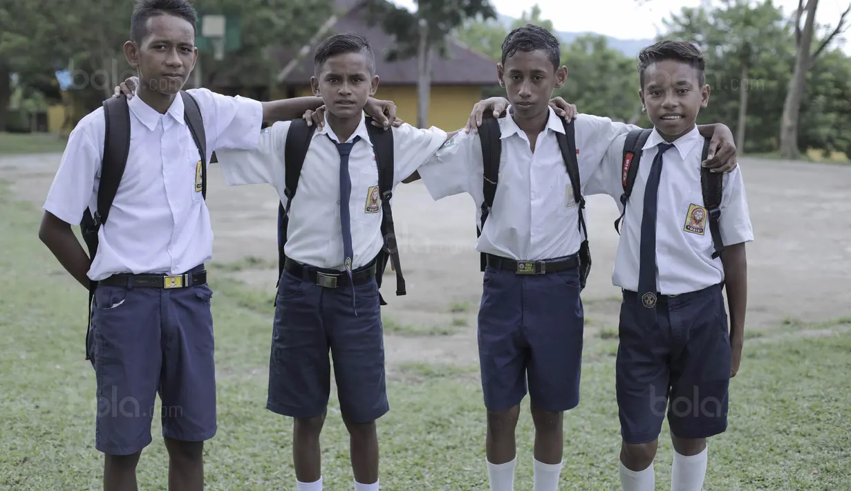 Hampir semua anak laki-laki dari Tulehu bercita-cita menjadi pesepak bola nasional. Meski demikian mereka tetap tidak meninggalkan pendidikan dan tetap bersekolah seperti anak-anak lainnya. (Bola.com/Peksi Cahyo)